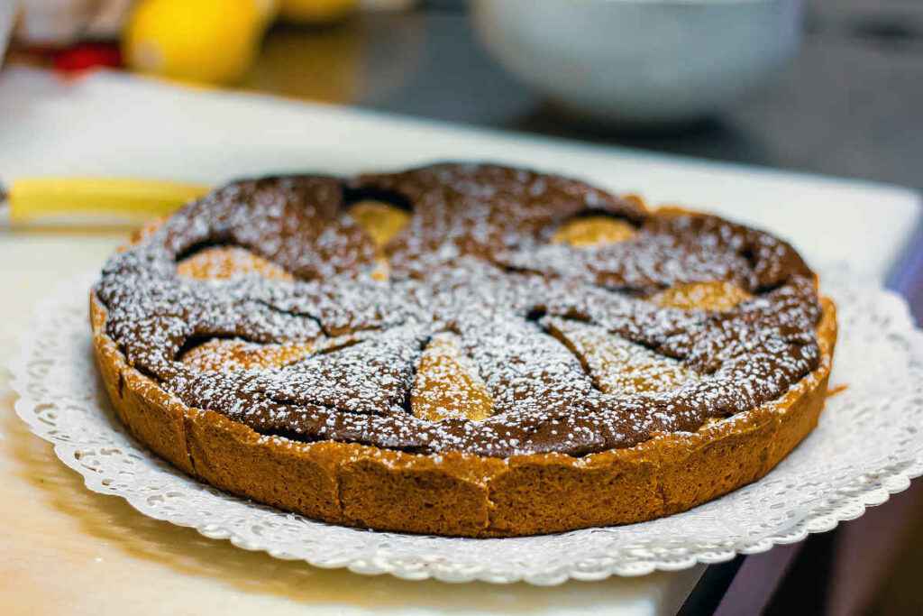 vassoio con crostata farcita con pere e cioccolato