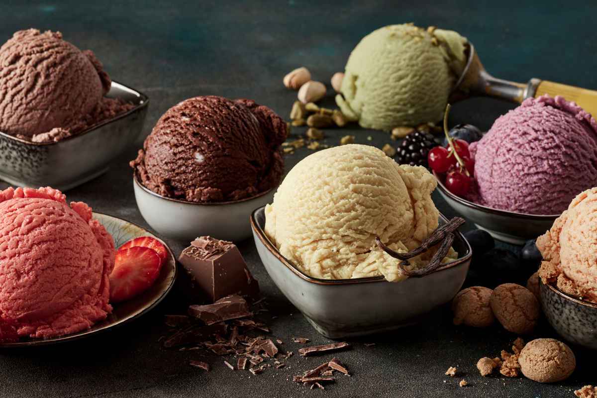 coppe con gelati fatti in casa di vari gusti diversi