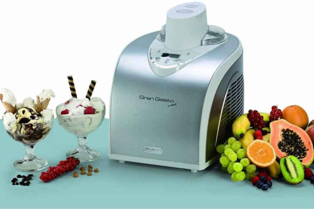 gelatiera Ariete Gran Gelato Metal con vicino frutta fresca