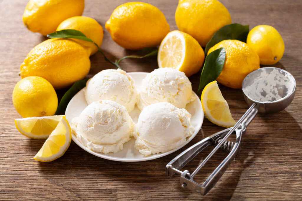 piatto con quattro palline di gelato al limone fatto in casa