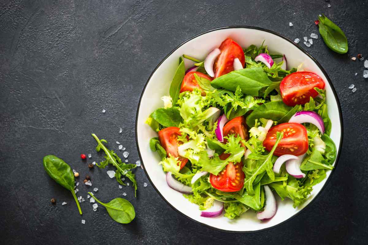 piatto con insalata di pomodori piccanti