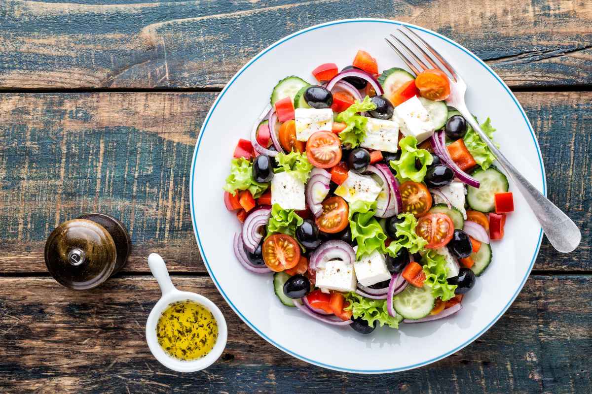 piatto di insalata greca originale, ottima ricetta del giorno