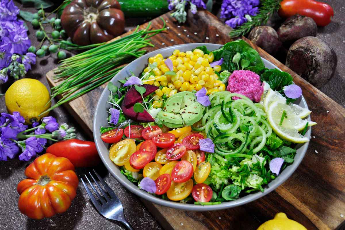 ciotola con tante verdure per insalate colorate