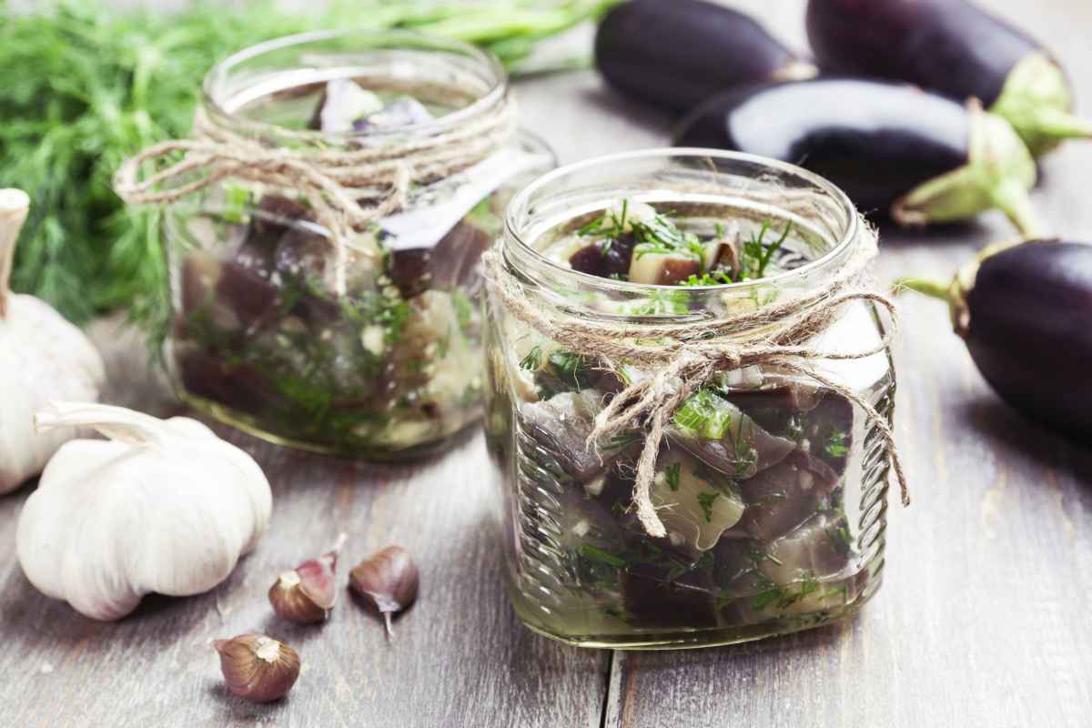 barattoli di vetro con melanzane sott'olio e aglio