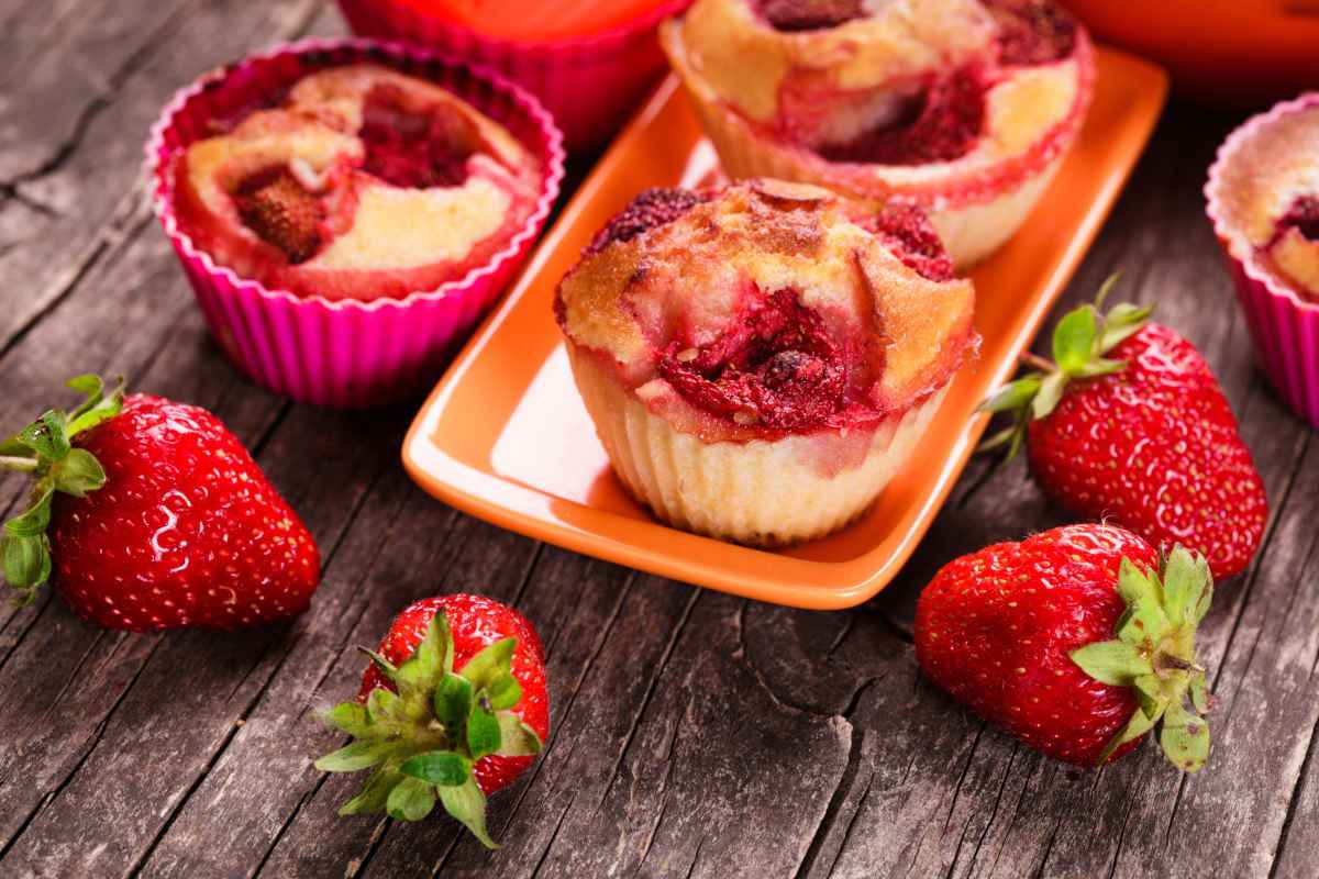 vassoio color arancione con muffins alle fragole