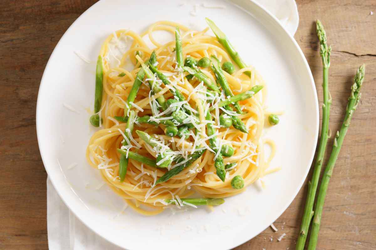 piatto di spaghetti con l'asparagina e piselli