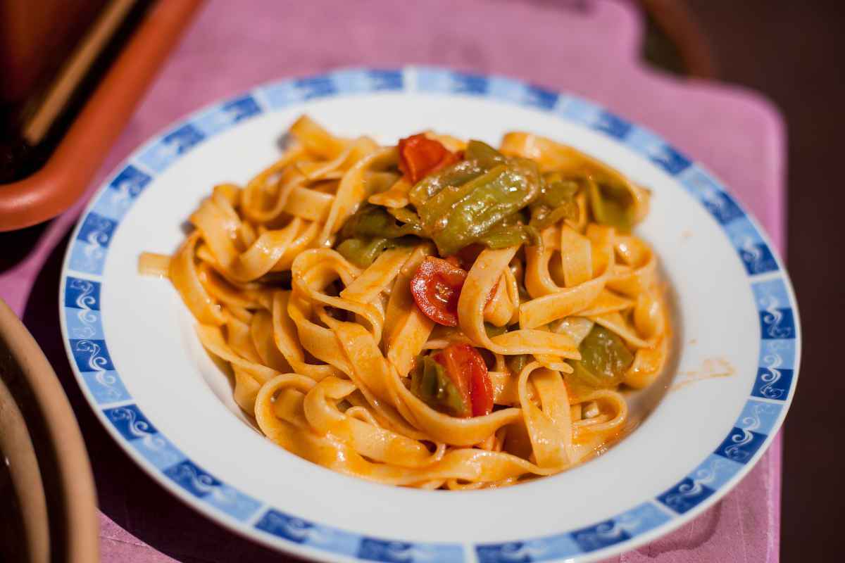 piatto di tagliatelle con friggitelli e pomodori