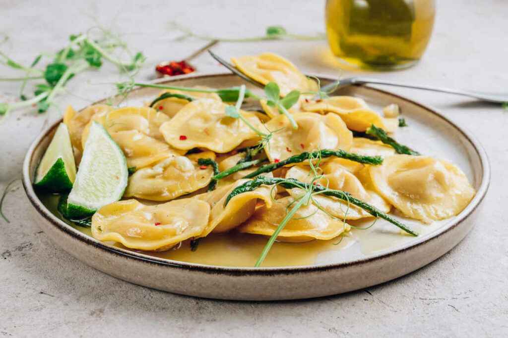 piatto di agnolotti con sugo bianco di asparagina