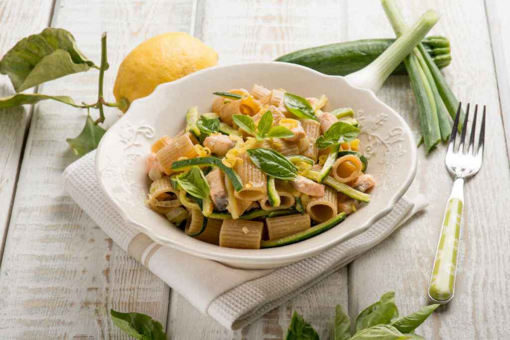 piatto di pasta fredda con salmone zucchine e yogurt