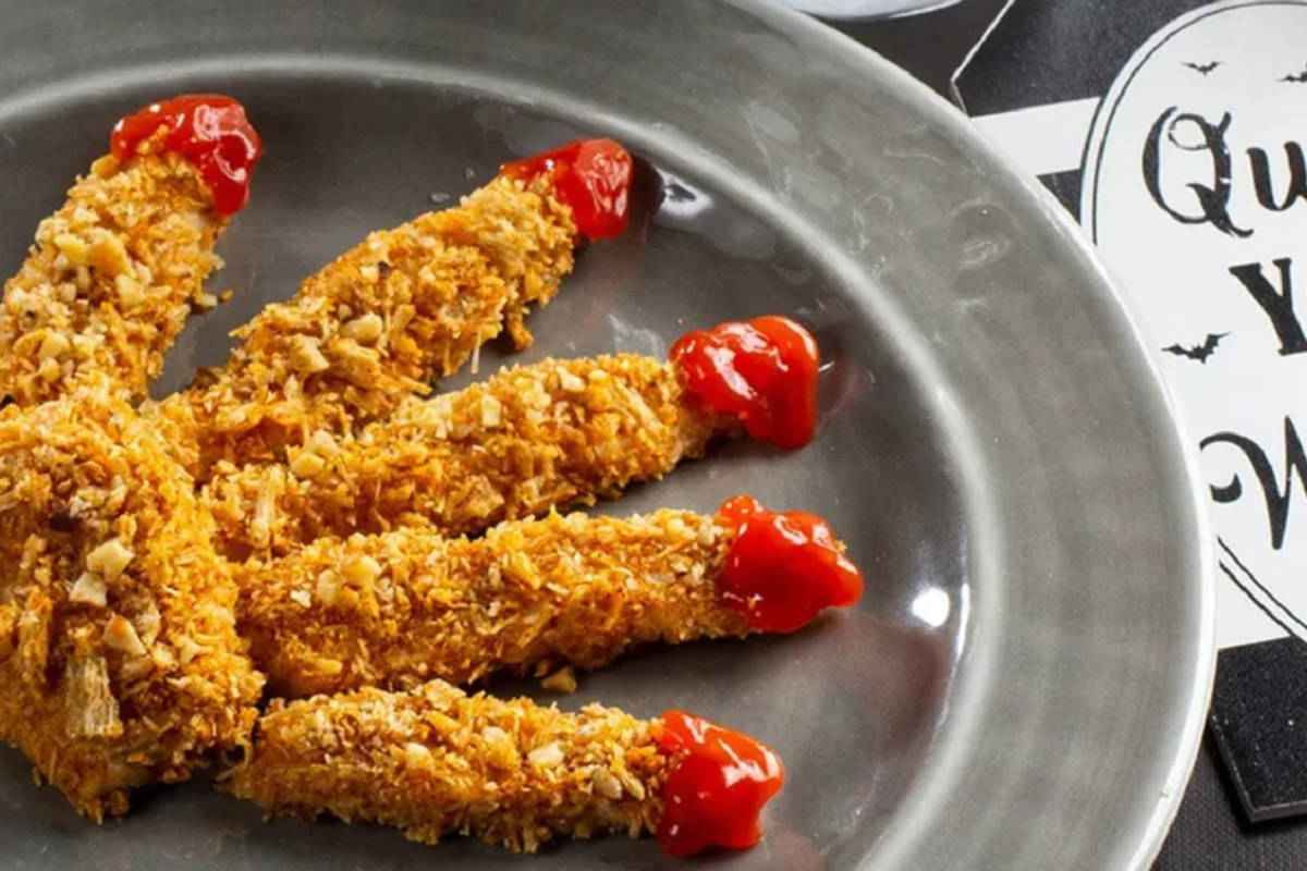 artigli del mostro di petto di pollo impanato