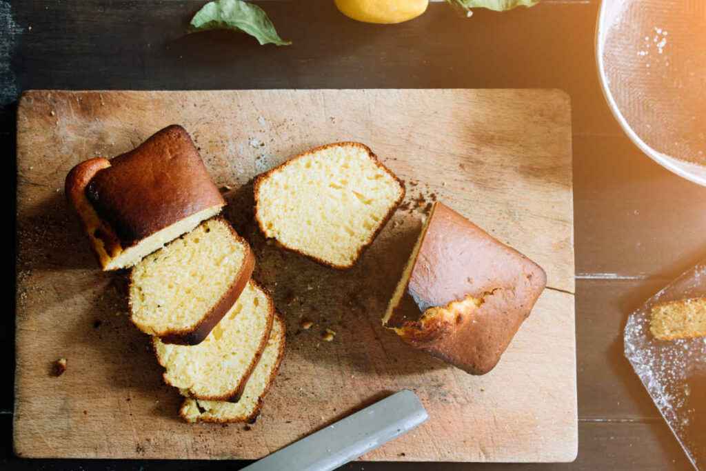 tagliere con plumcake senza zucchero a fette