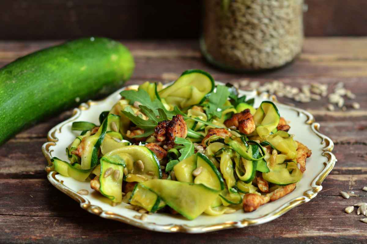 Pollo e zucchine saltati