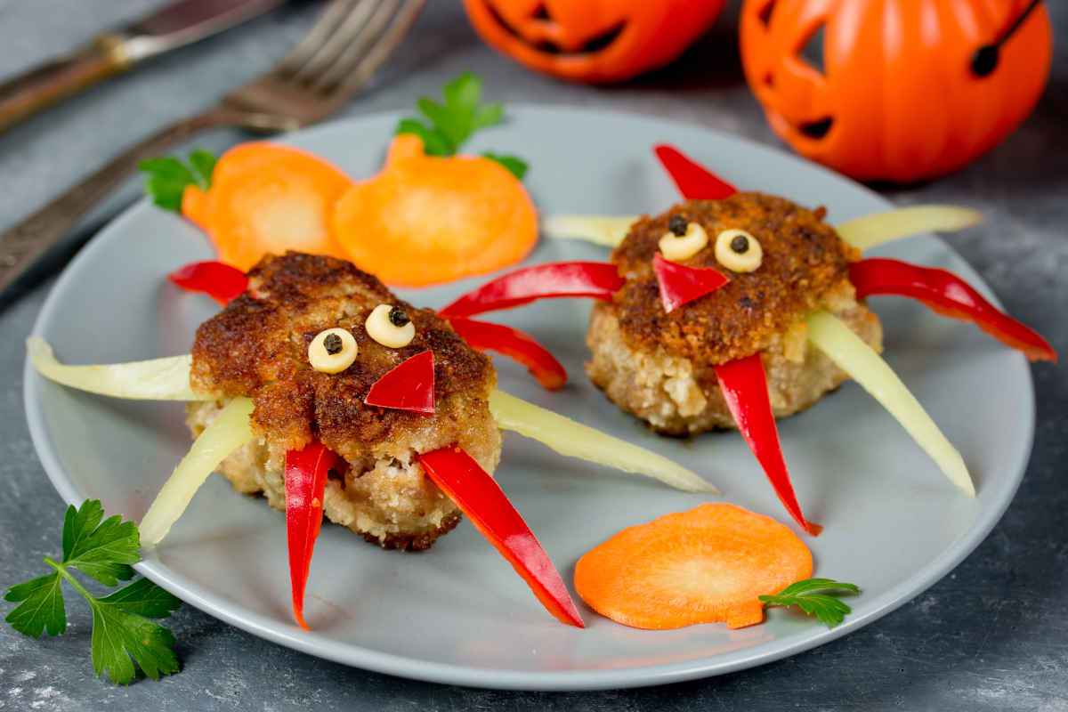 tavola imbandita con secondi piatti di halloween a base di carne e verdure