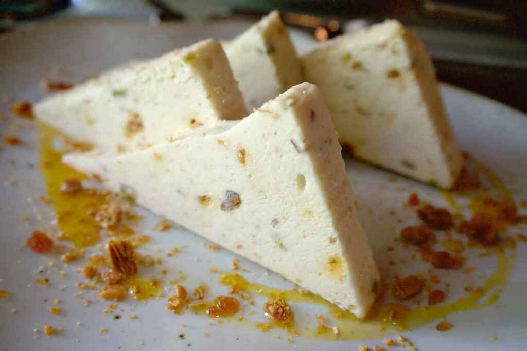 fette di semifreddo al torroncino con topping al miele e mandorle