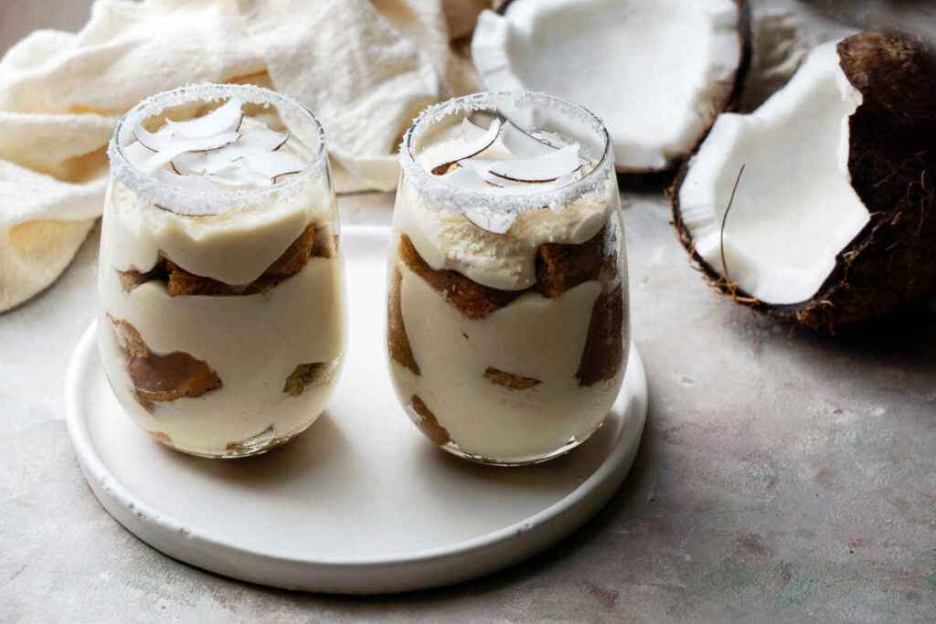 coppe di tiramisù al cocco con frutto sbriciolato per i dolci di ferragosto facili e veloci
