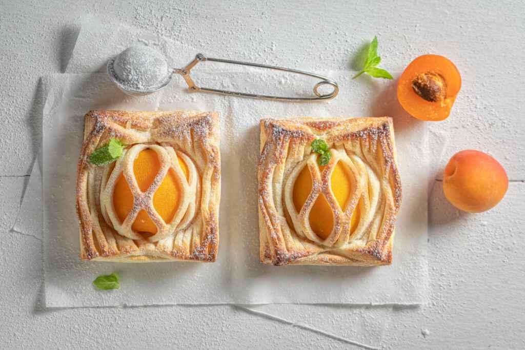 tartellette di sfoglia alla creme e pesche