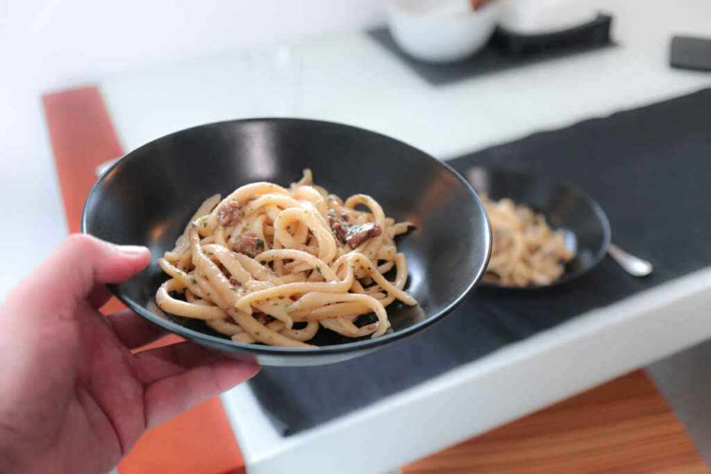 piatto nero con troccoli, tipica pasta pugliese