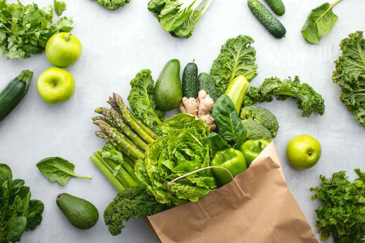 sacco di carta pieno di verdure verdi per il menu detox