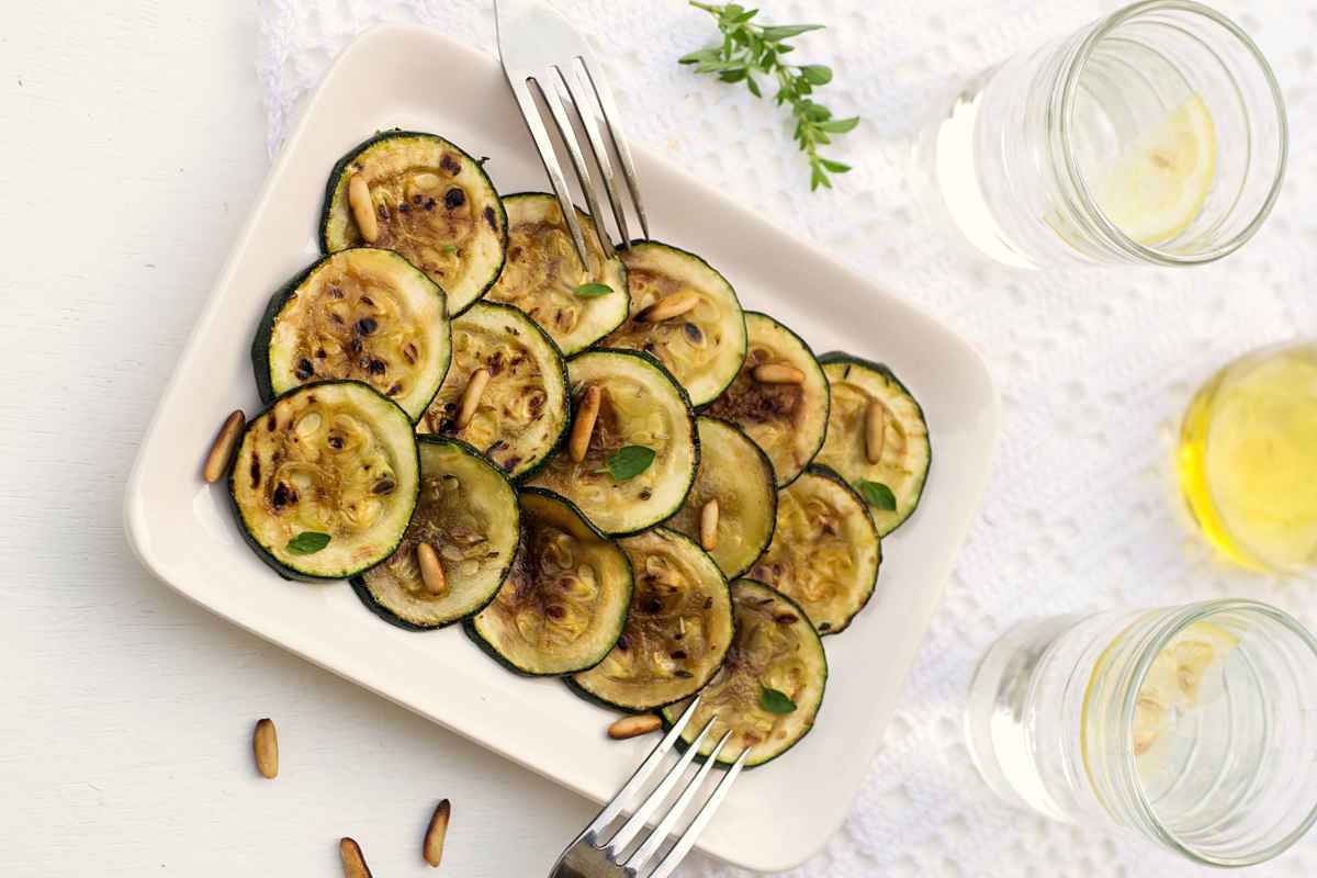 vassoio con rondelle di zucchine in carpione alla piemontese