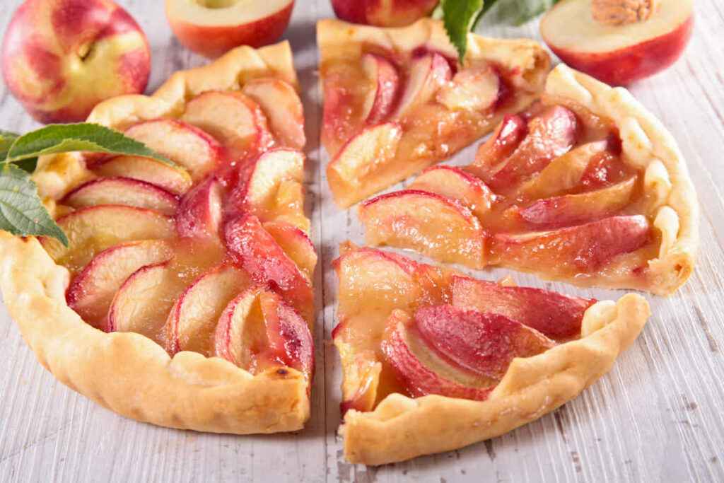 crostata con pesche fresche tagliata a spicchi