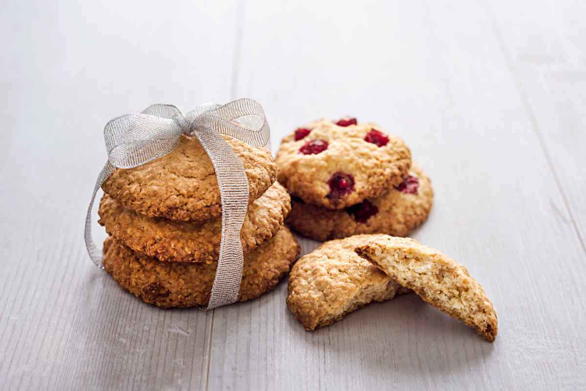 pila di biscotti proteici con avena e senza zucchero