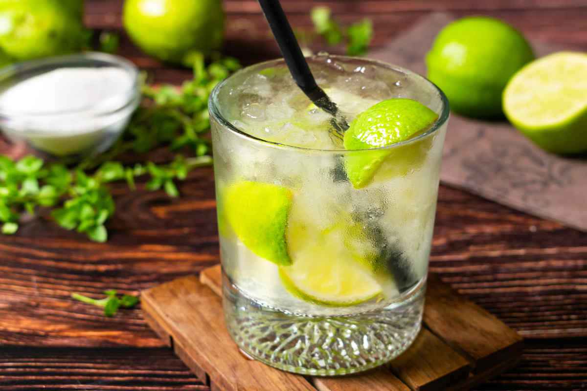 Stuzzichini sfiziosi che si accompagnano a una dolce Caipiroska