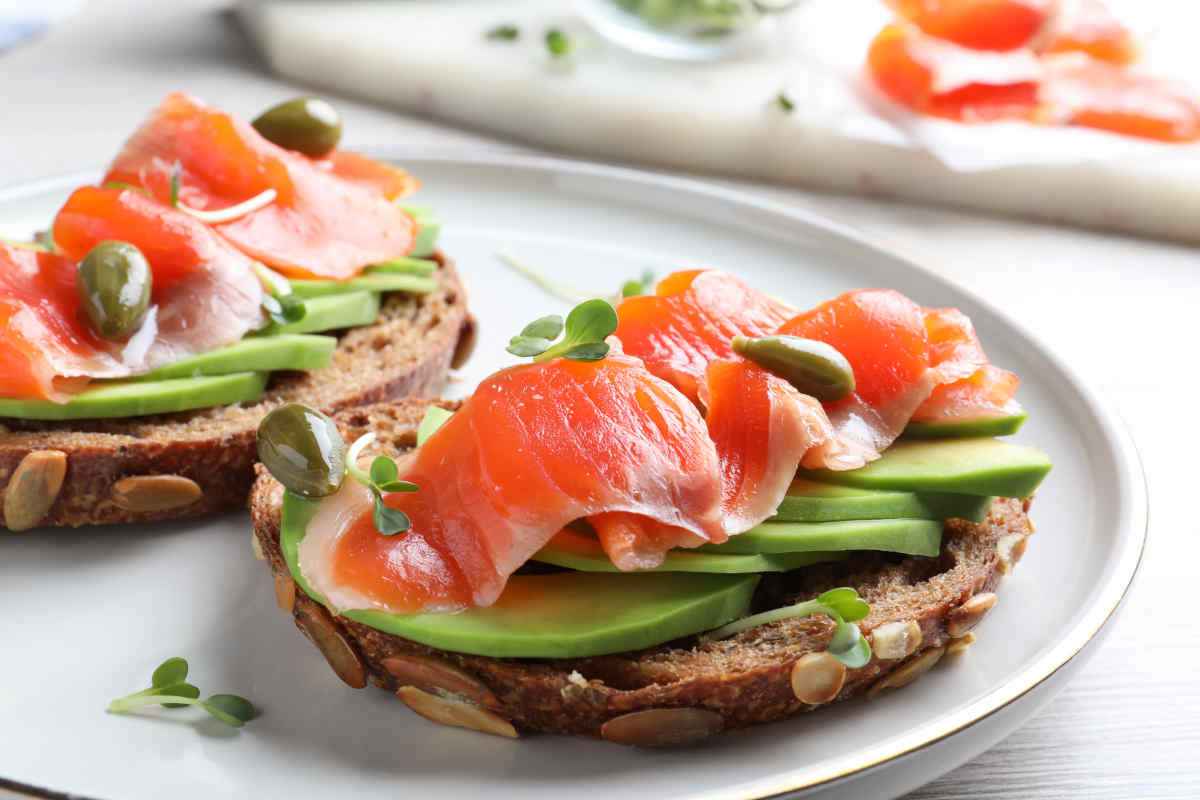 fette di pane proteico con carpaccio di salmone e avocado