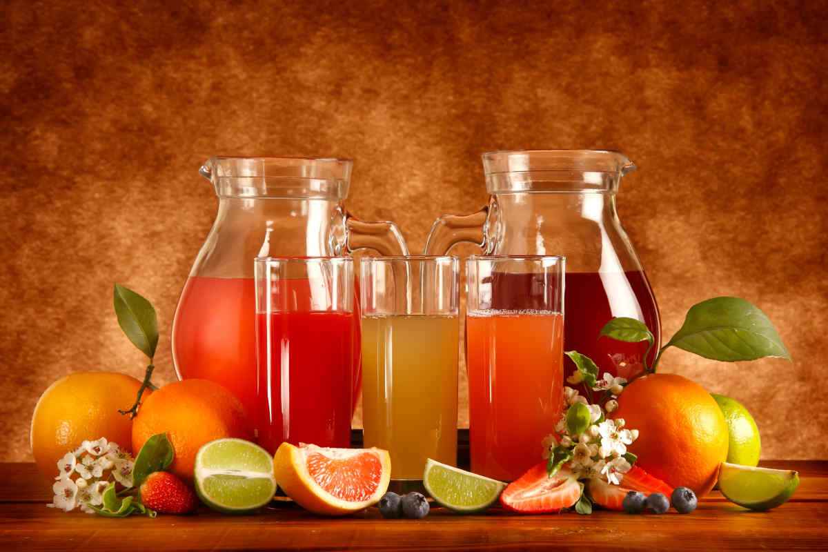 boccali e bicchieri con diversi centrifugati di frutta e verdura