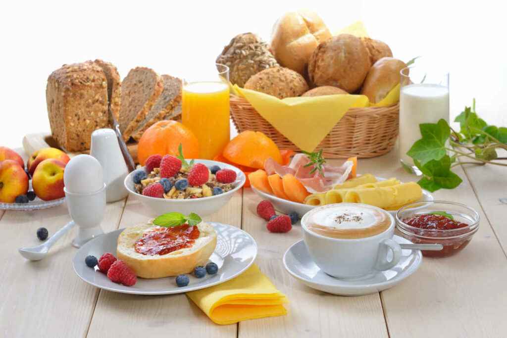 tavola imbandita con tanti alimenti e cibi per la colazione proteica dolce e salata