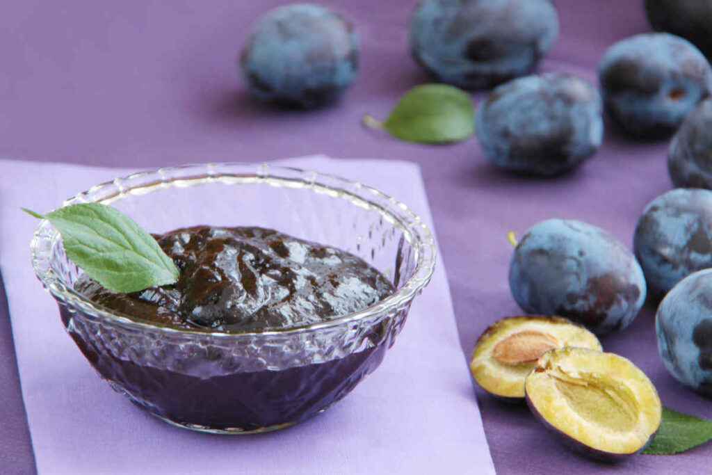 ciotola con crema di prugne secche e yogurt