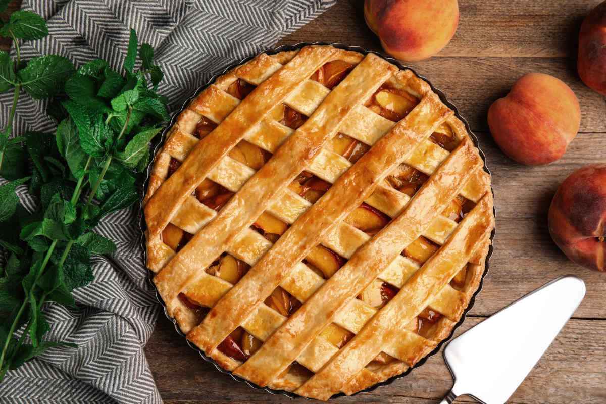 Dolce del giorno: crostata di pesche e albicocche fresche