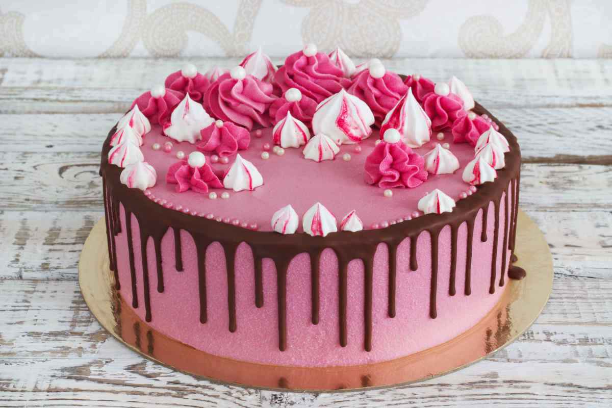 torta farcita con decorazioni in panna, meringhe e cioccolato