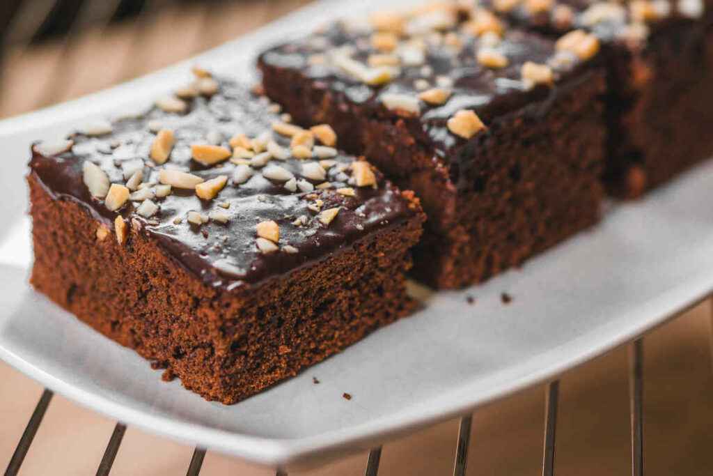 vassoio bianco con dolci proteici senza carboidrati già porzionati