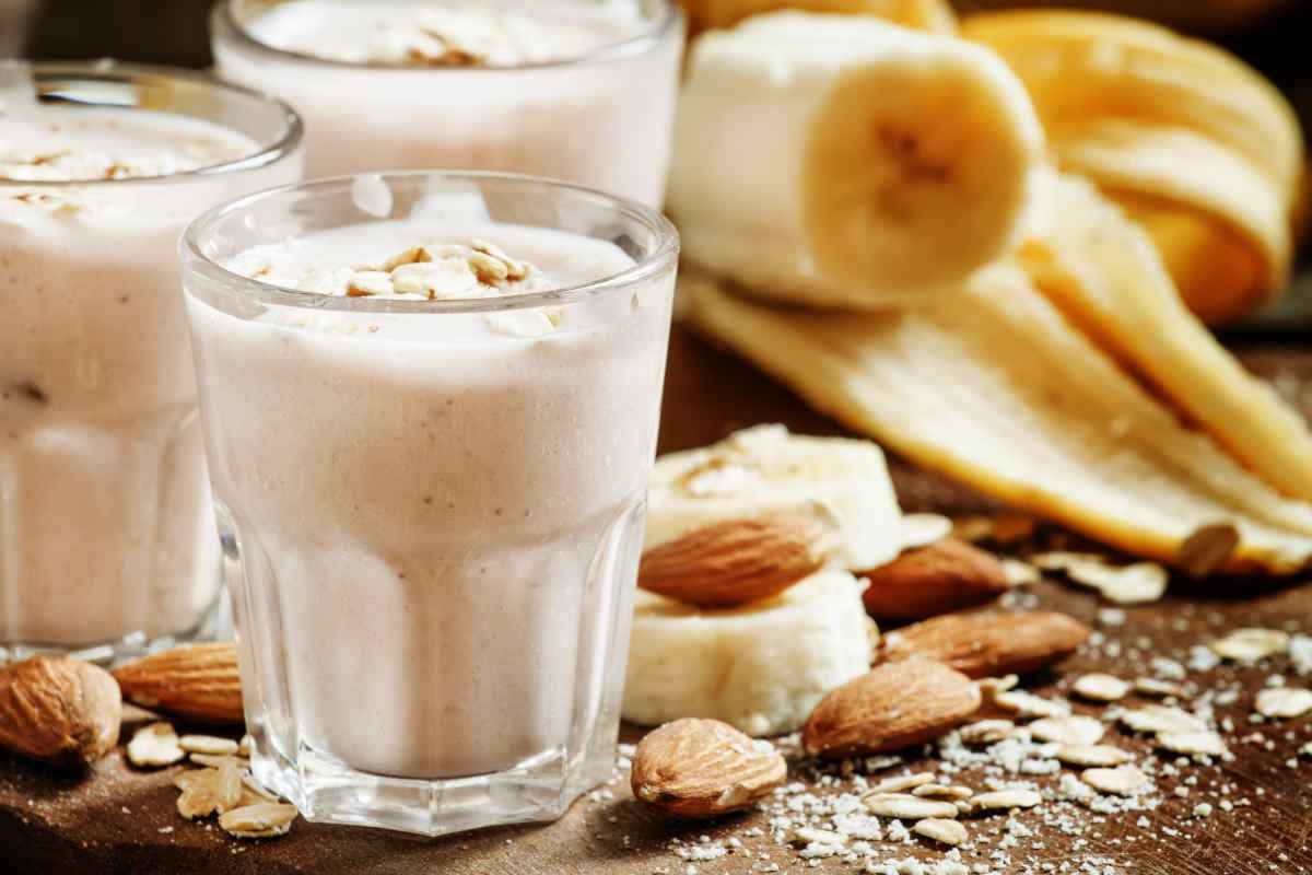 bicchieri pieni di frullato proteico alla banana e mandorle