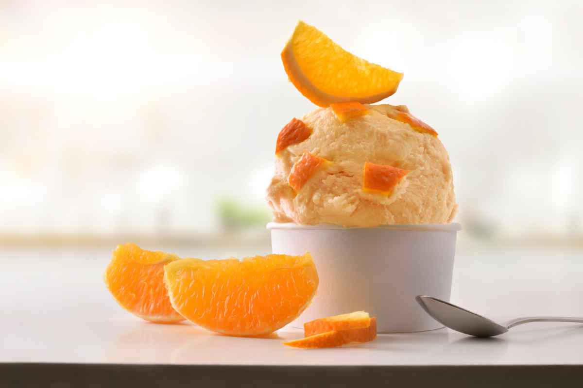 coppa con gelato all'arancia e scorzette