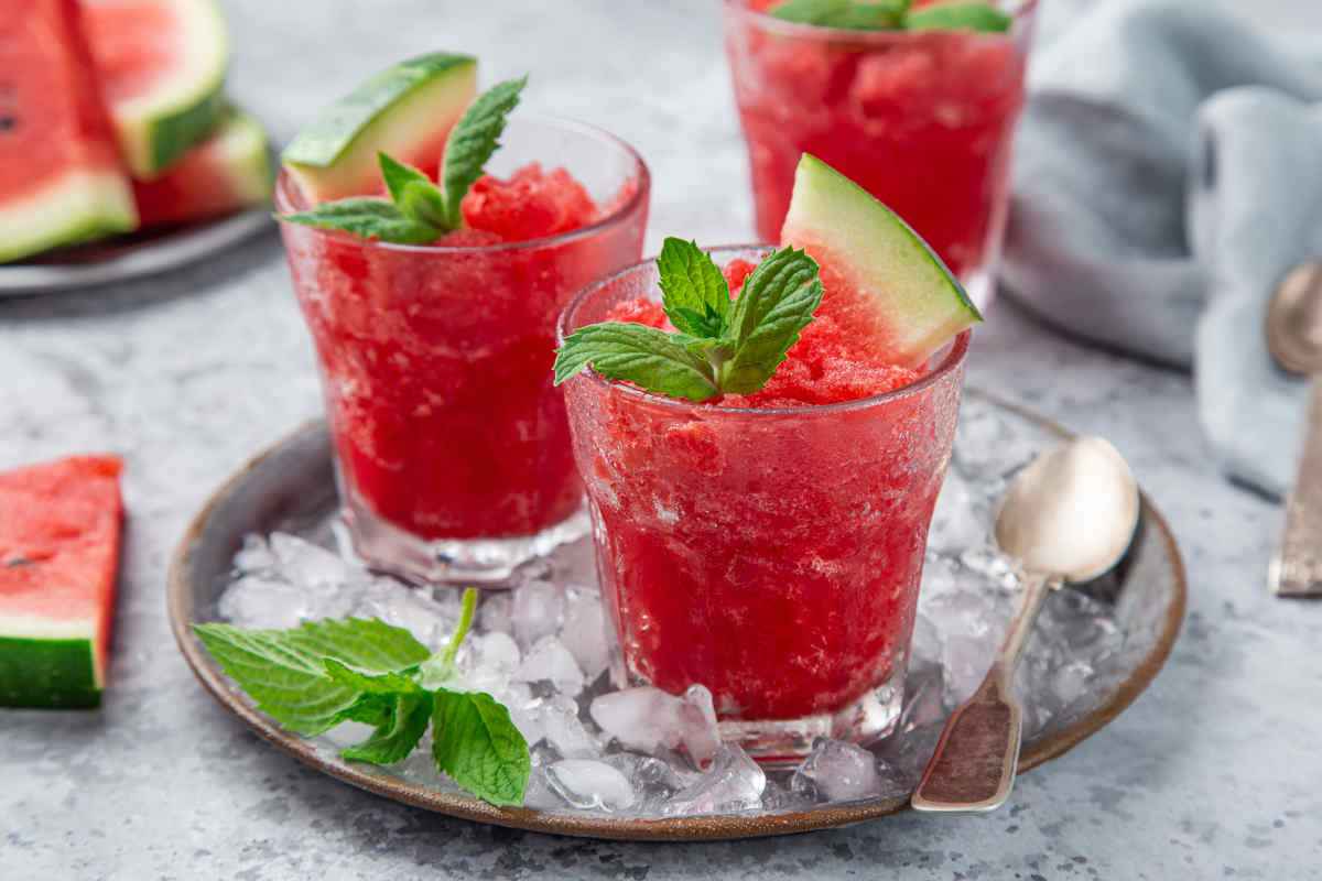 bicchieri con granita di anguria su vassoio con giaccio