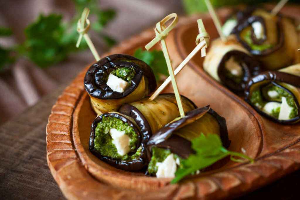 antipastiera con involtini di melanzane al pesto