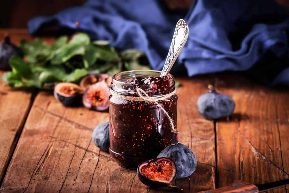 vaso di vetro con marmellata di fichi fatta in casa