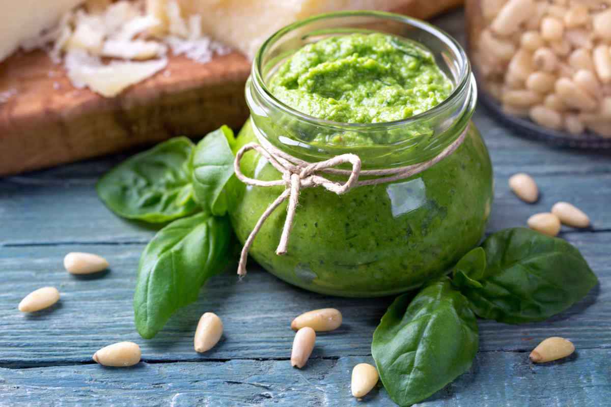 barattolo di pesto alla genovese fatto in casa