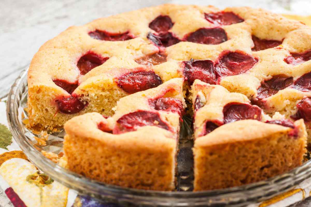 vassoio di vetro con torta plumcake di frutta estiva