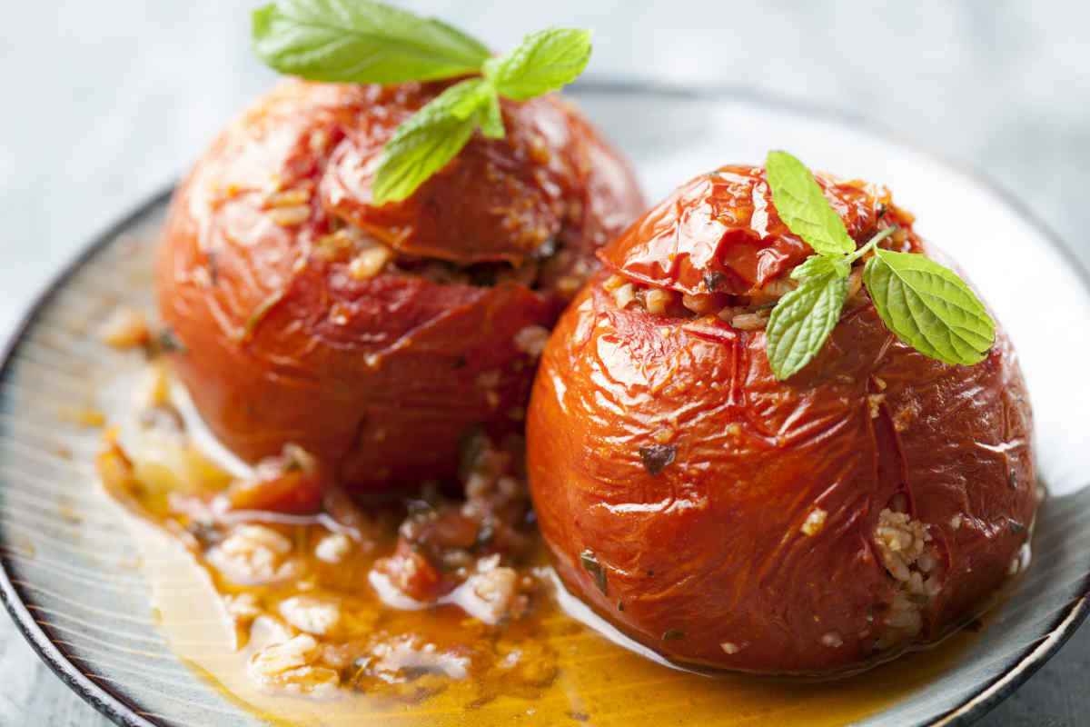 piatto con pomodori ripieni alla provenzale con riso e pancetta