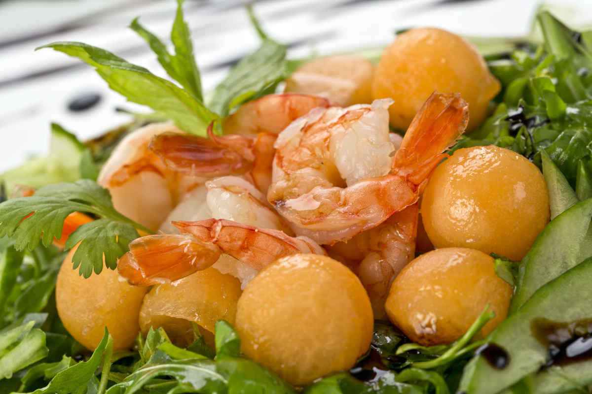 piatto da portata con melone e gamberi in insalata