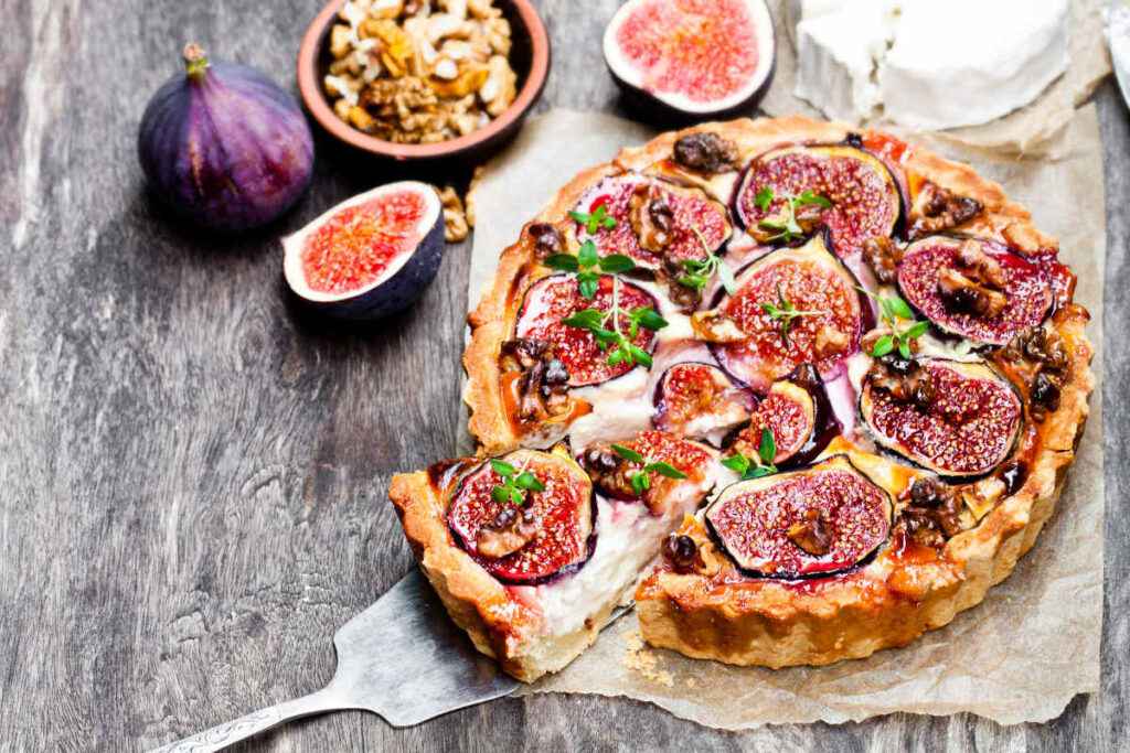 torta del tipo crostata con ricotta e fichi