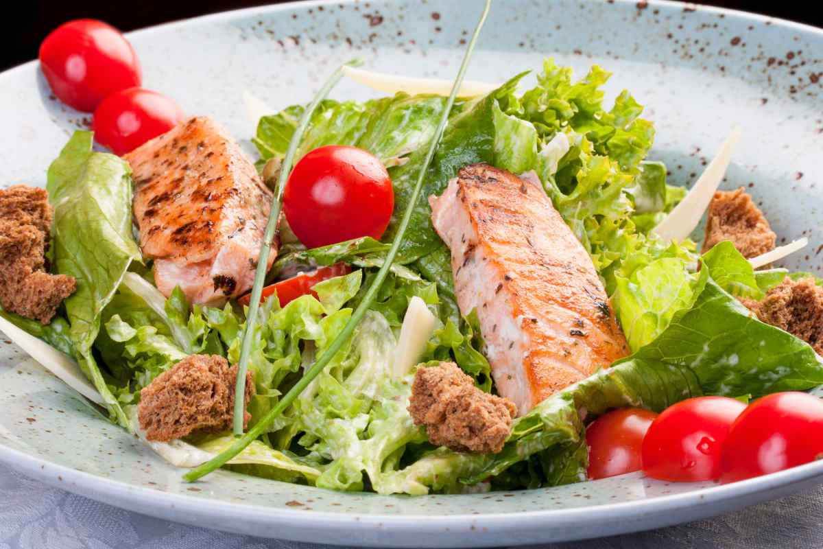 piatto di insalata al salmone per ricette fit a pranzo