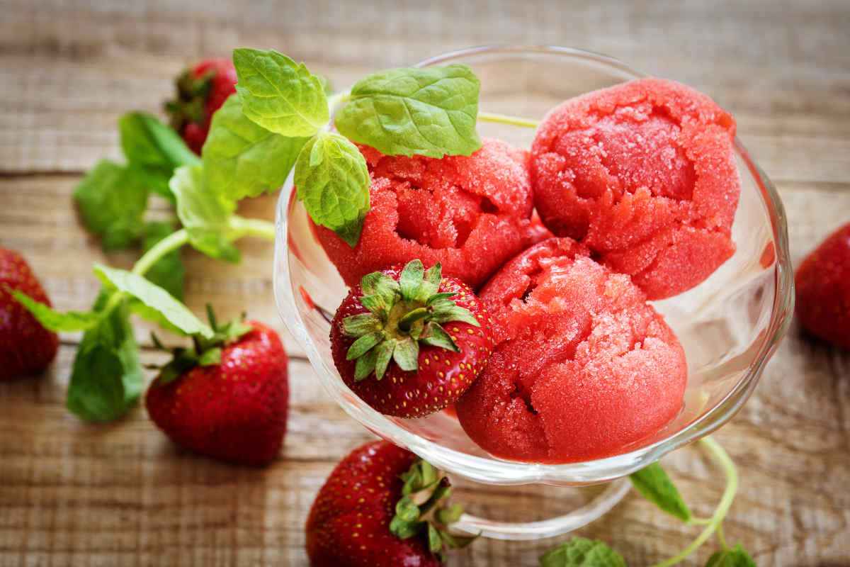 coppa con sorbetto alle fragole
