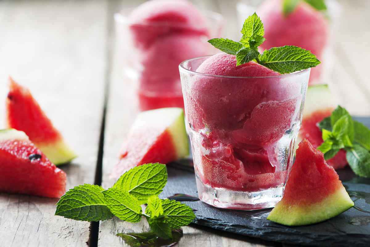 bicchieri con sorbetto all'anguria e foglioline di menta