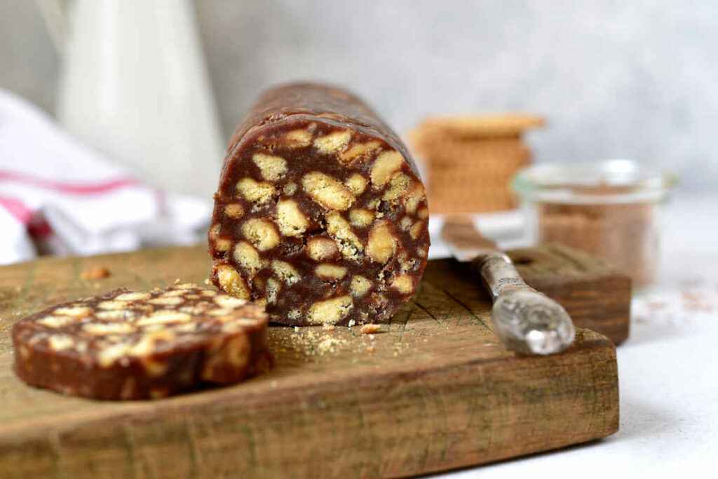 tagliere con fettine di salame al cioccolato con latte condensato