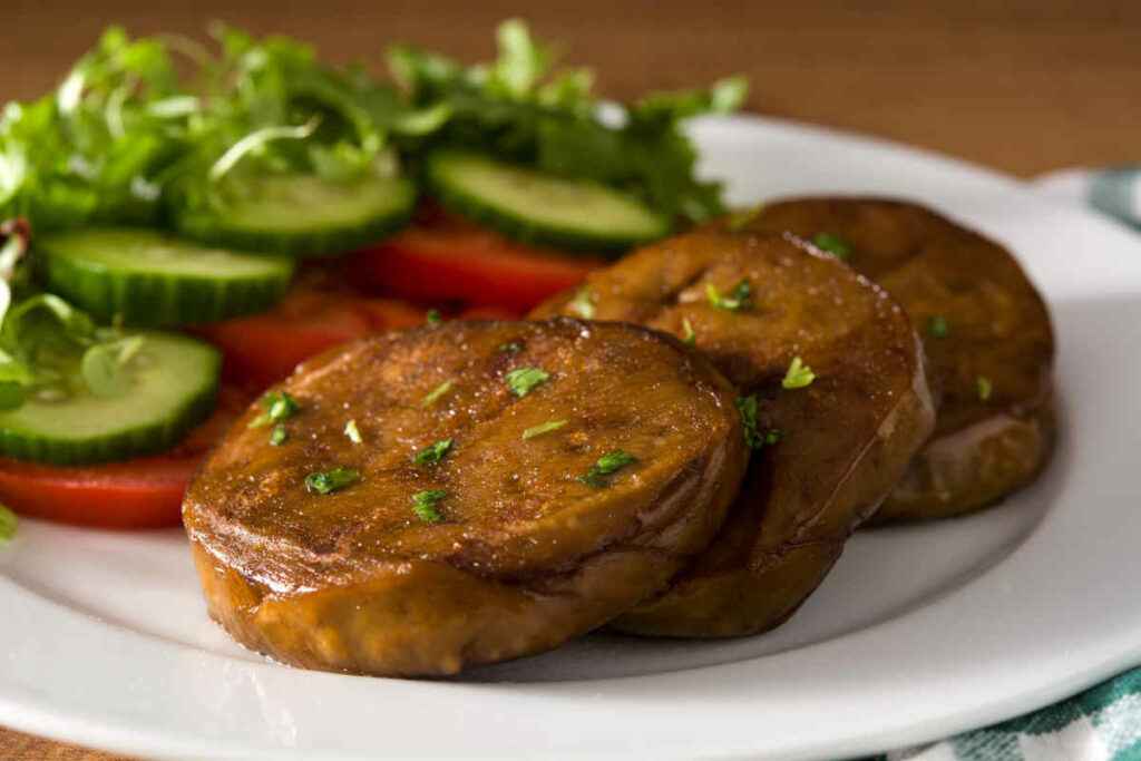 piatto con tre bistecche di seitan e verdure