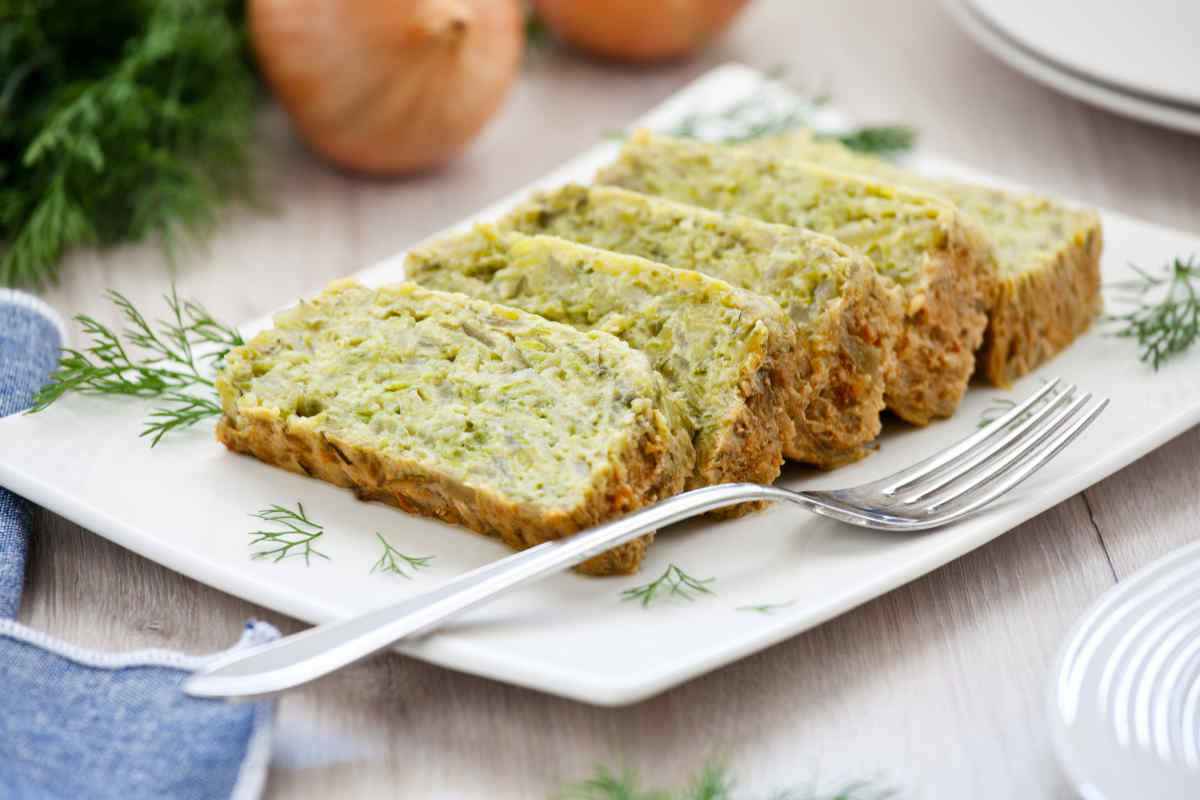 vassoio con fette di sformato di zucchine