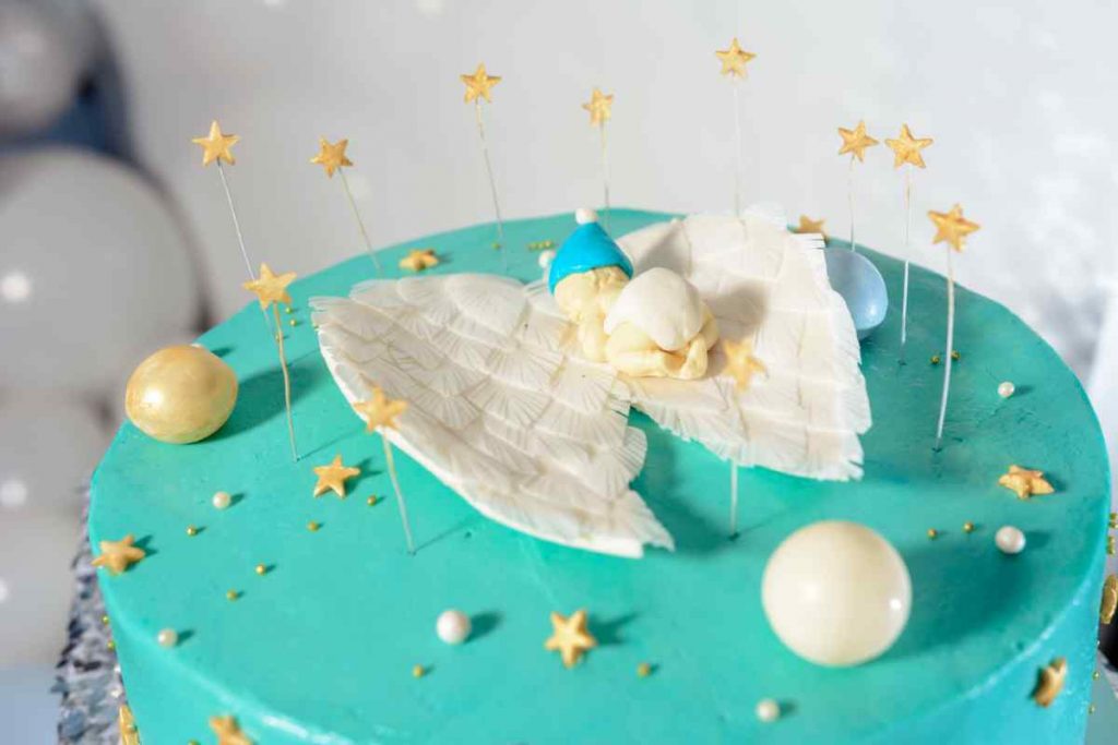 torta battesimo per bambino con decorazione azzurra